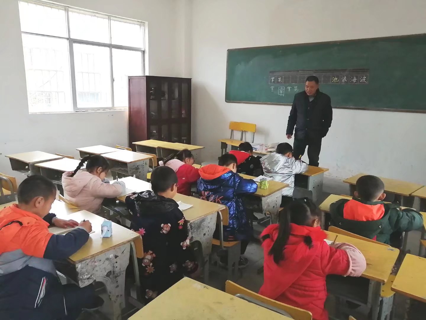 老教师吴宗育指导书法现场.jpg