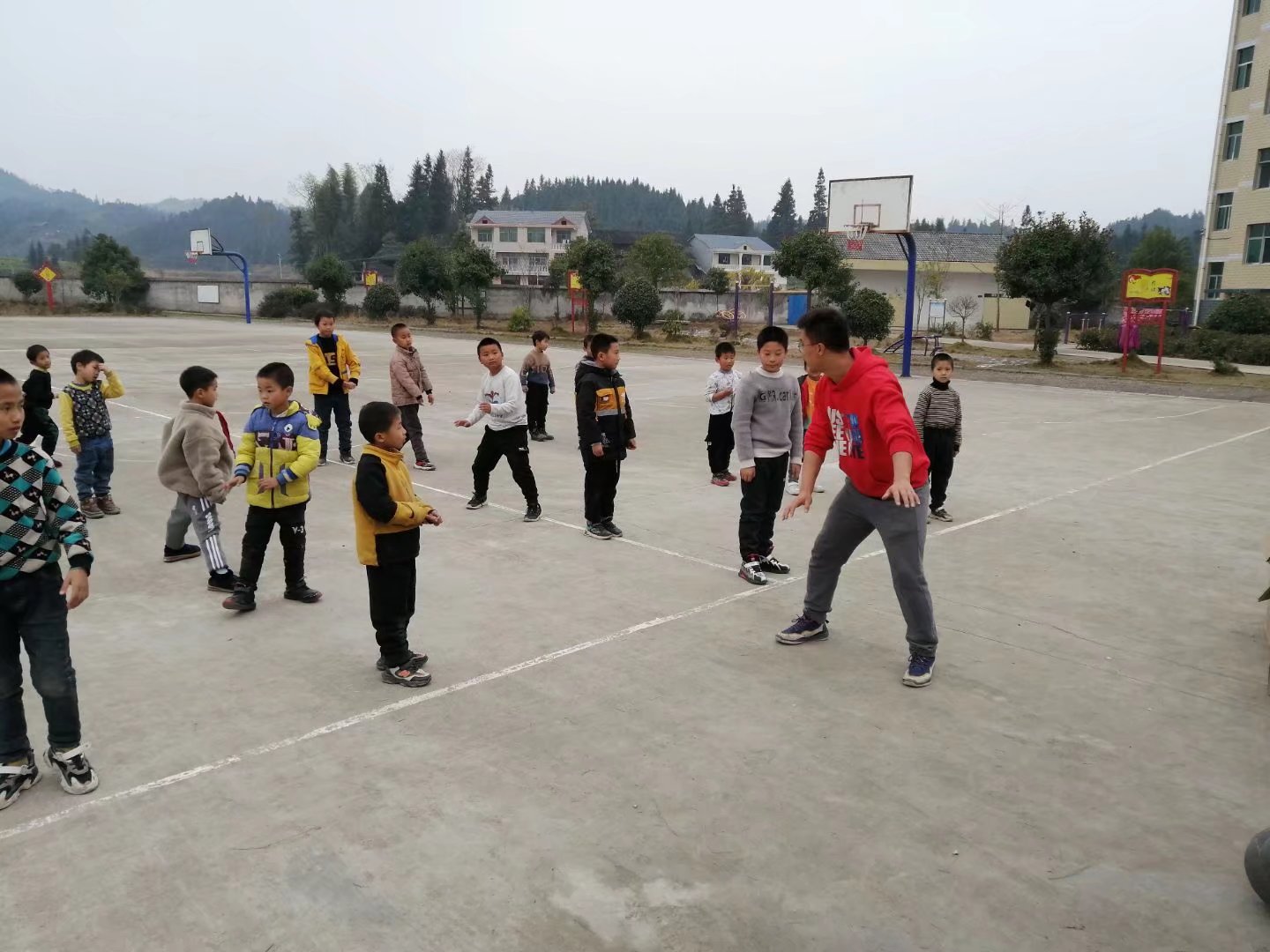 舒勇老师在指导学员篮球.jpg