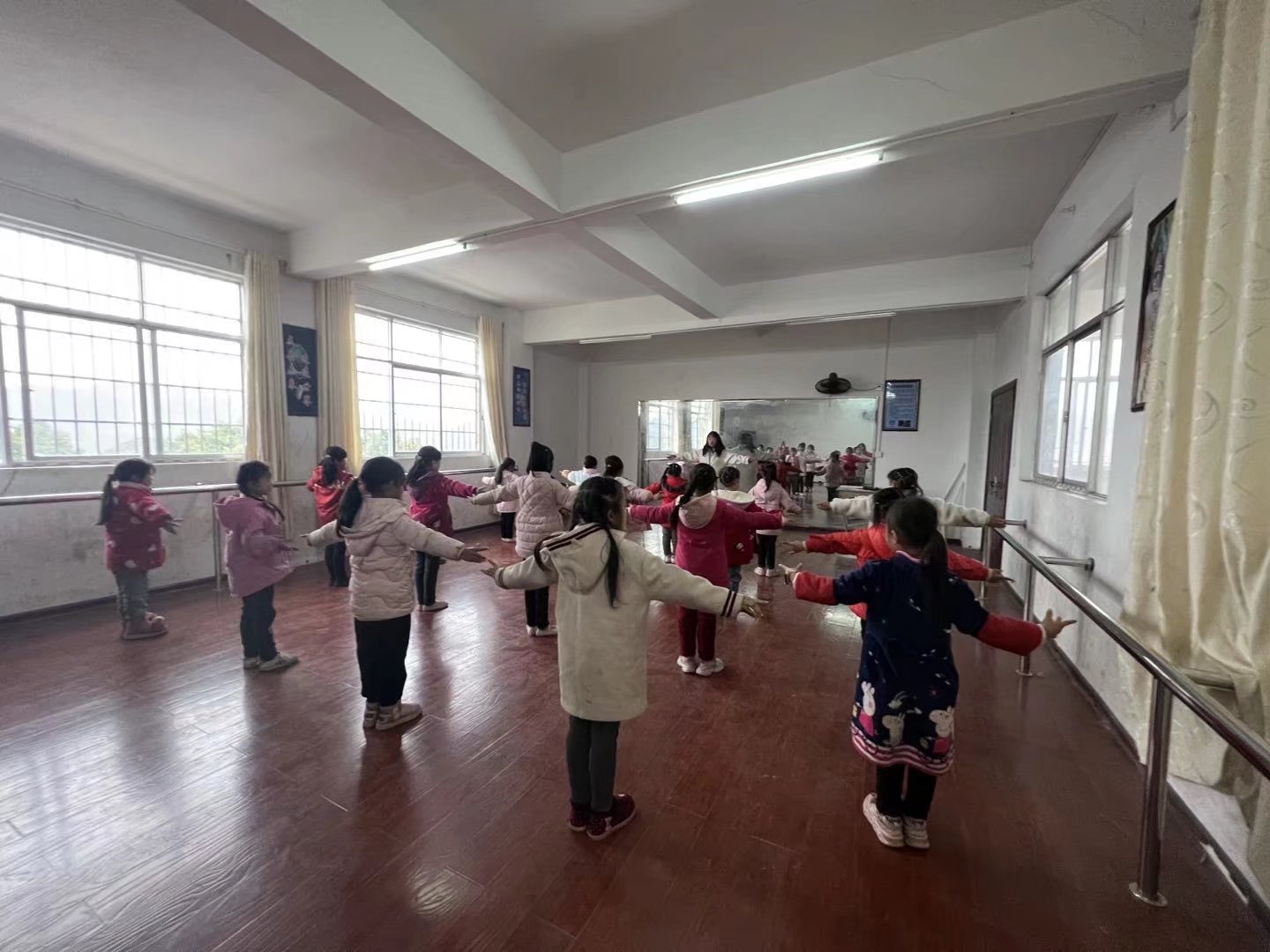 李慕一老师指导学员舞蹈队形.jpg