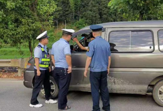 马鞍镇：开展农村非客运车辆非法载客集中整治行动