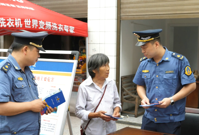 我县开展交通执法暨安全生产宣传活动