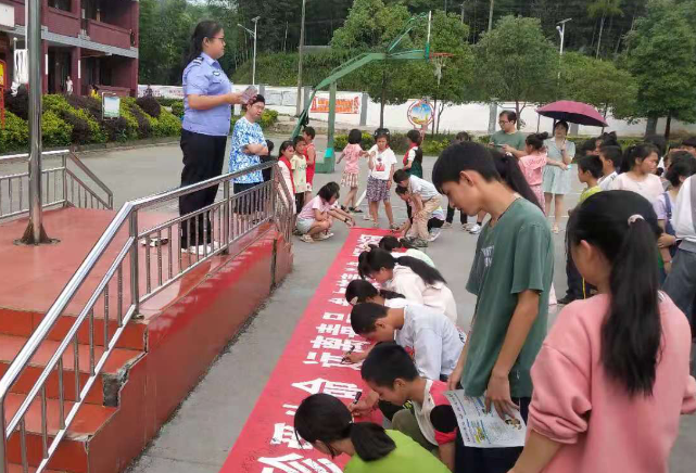 宝田明德学校：宣誓签名拒绝毒品