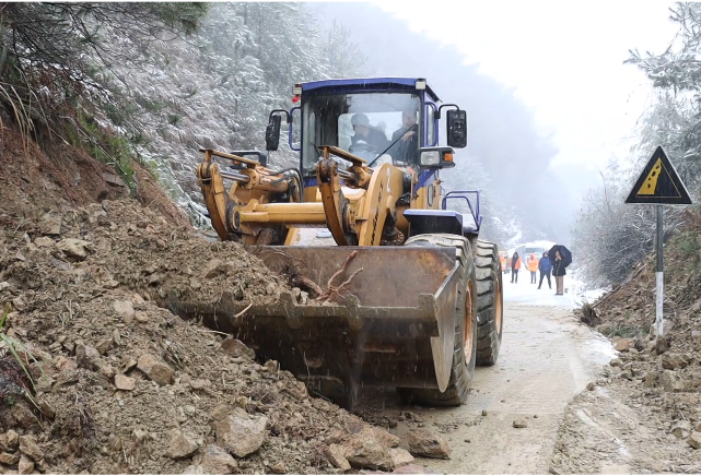 应对低温雨雪天气 | 省道S342线塌方受阻  多部门联动抢修保通