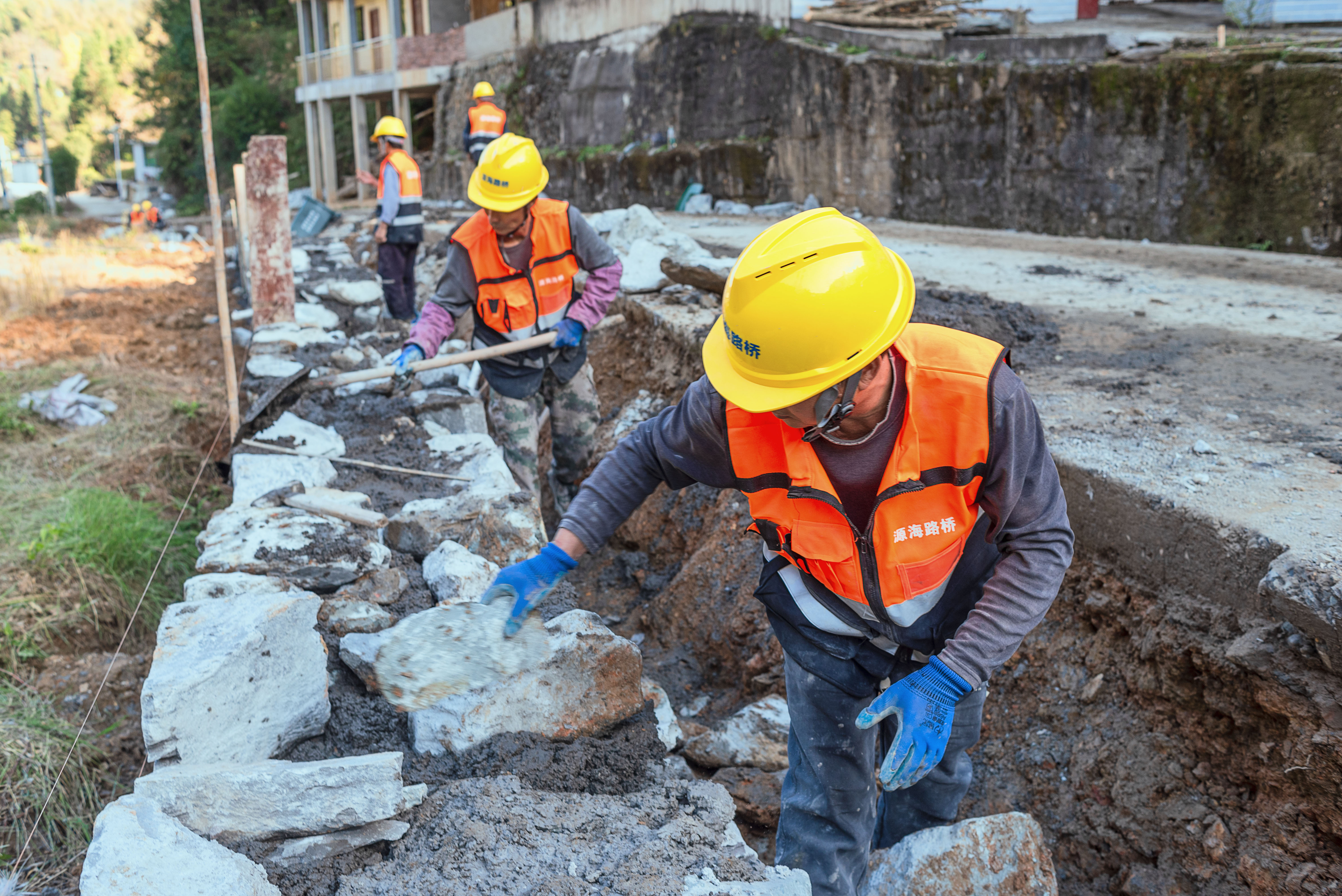 会同县沙溪乡塘湾村公路提质改造工程项目上，施工人员抓紧时间进行挡土墙施工-摄影杨军13607457252-DSC_0649副本副本.jpg