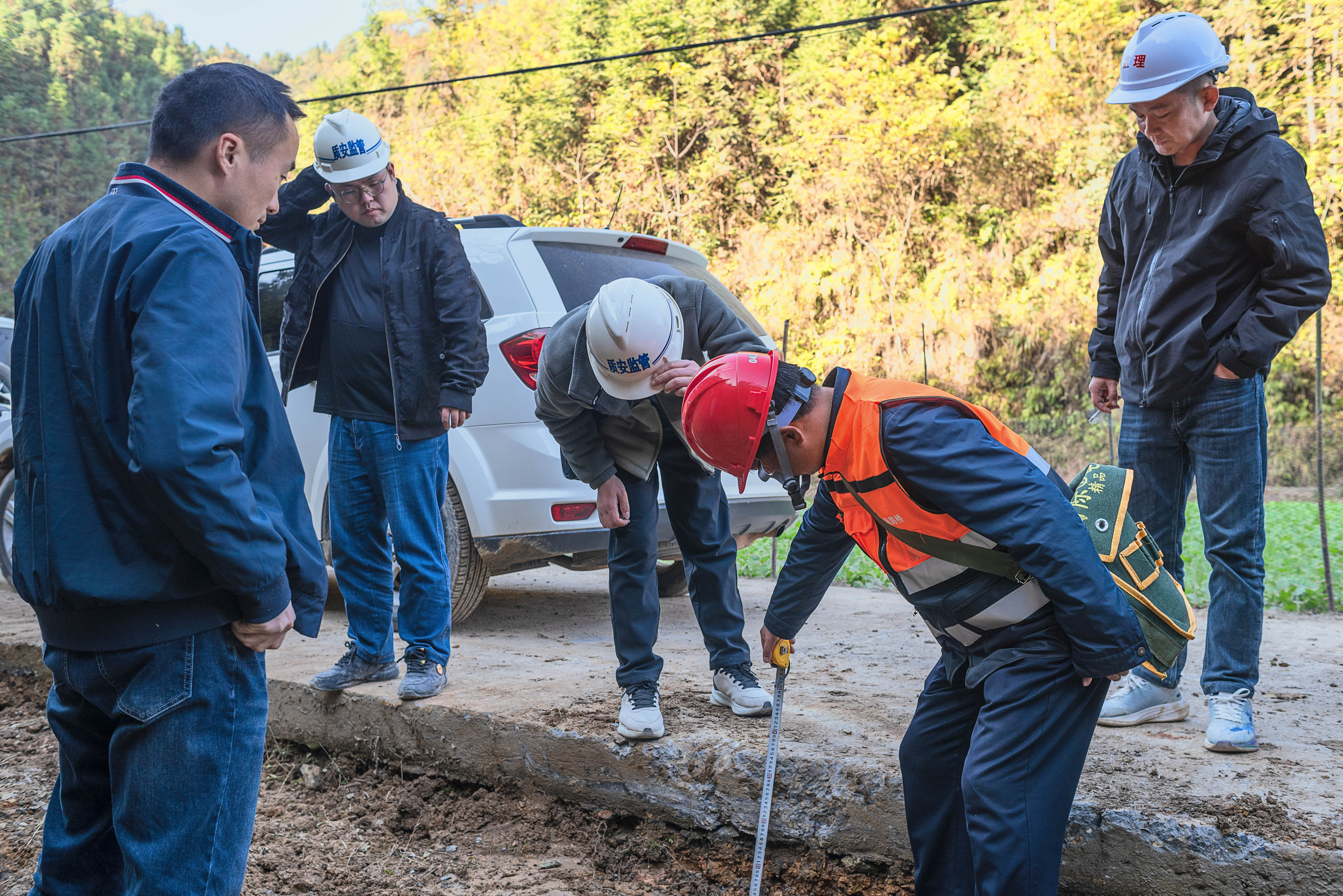 会同县交通建设质量安全监督站质安人员对会同县沙溪乡塘湾村公路提质改造工程进行质量安全监督检查和技术指导服务-摄影杨军13607457252-DSC_0624副本副本 (1).jpg