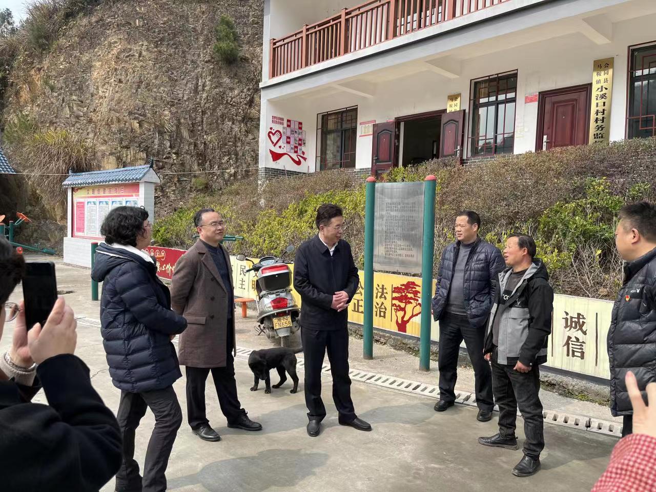 市政协副主席谢商成深入会同县马鞍镇送温暖