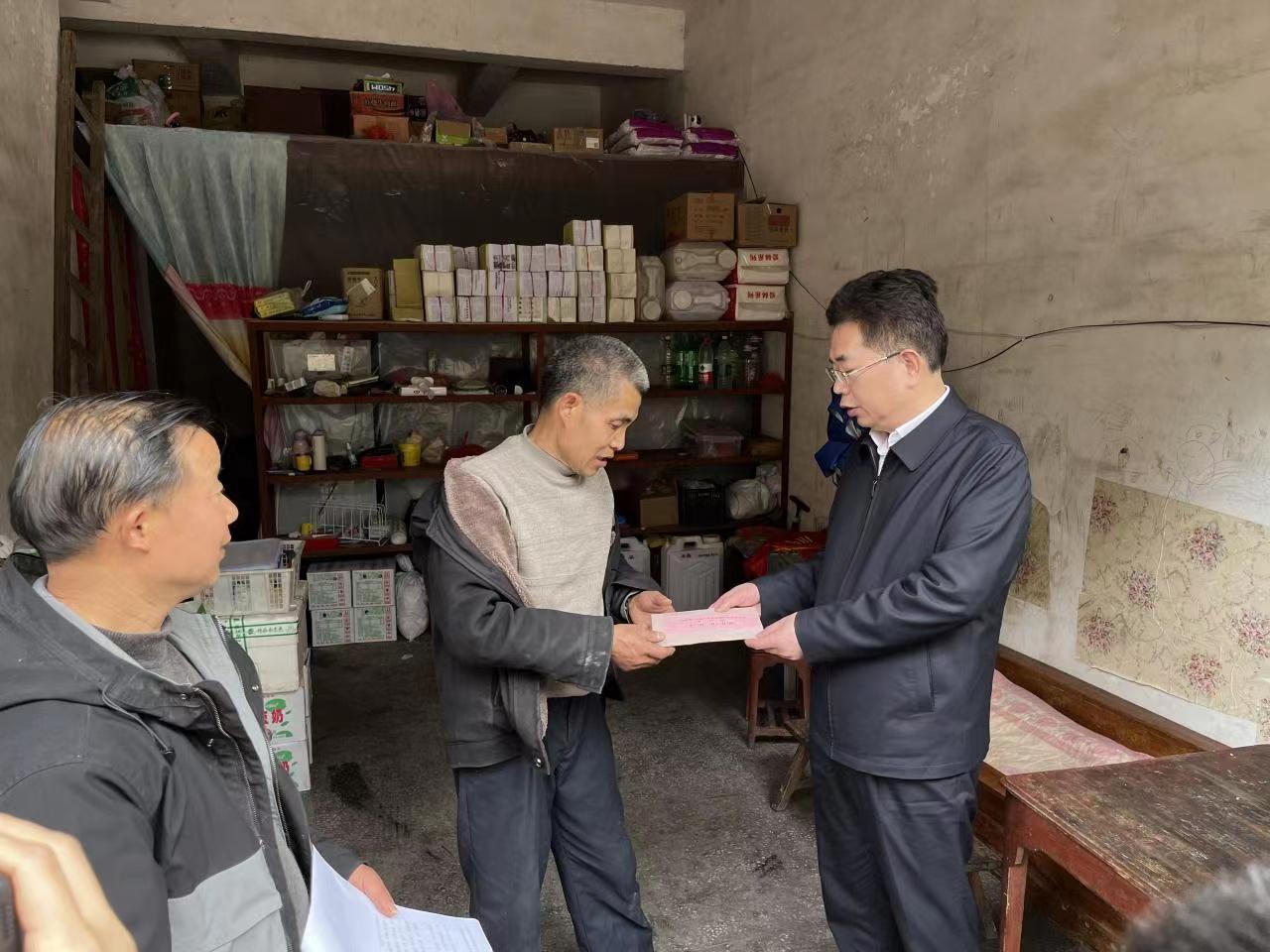 市政协副主席谢商成深入会同县马鞍镇送温暖