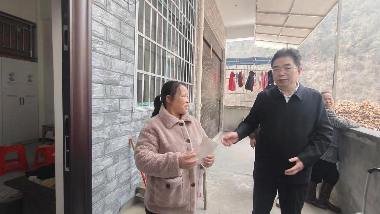 市政协副主席谢商成深入会同县马鞍镇送温暖
