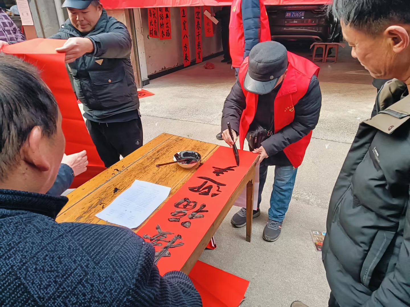 老年书法家正在撰联.jpg