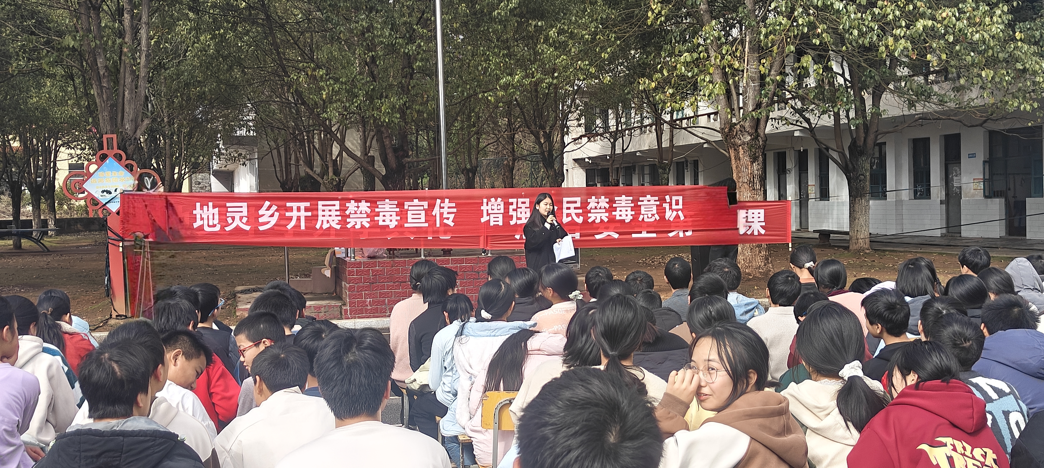 工作人员正在进行宣讲.jpg