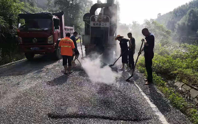 会同县公路建养中心：修复S342路面  改善群众出行