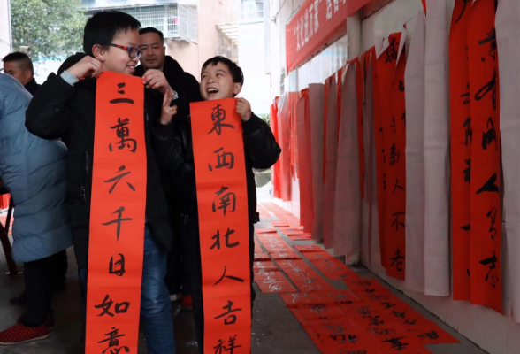 泼墨送春联 小区年味浓
