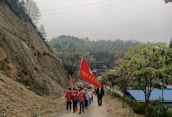 芙蓉学校：增强学生体质，徒步笑踏天马山