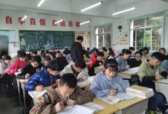 搭设校际交流桥梁 共促教师专业发展 ——会同三中开展送教下乡活动