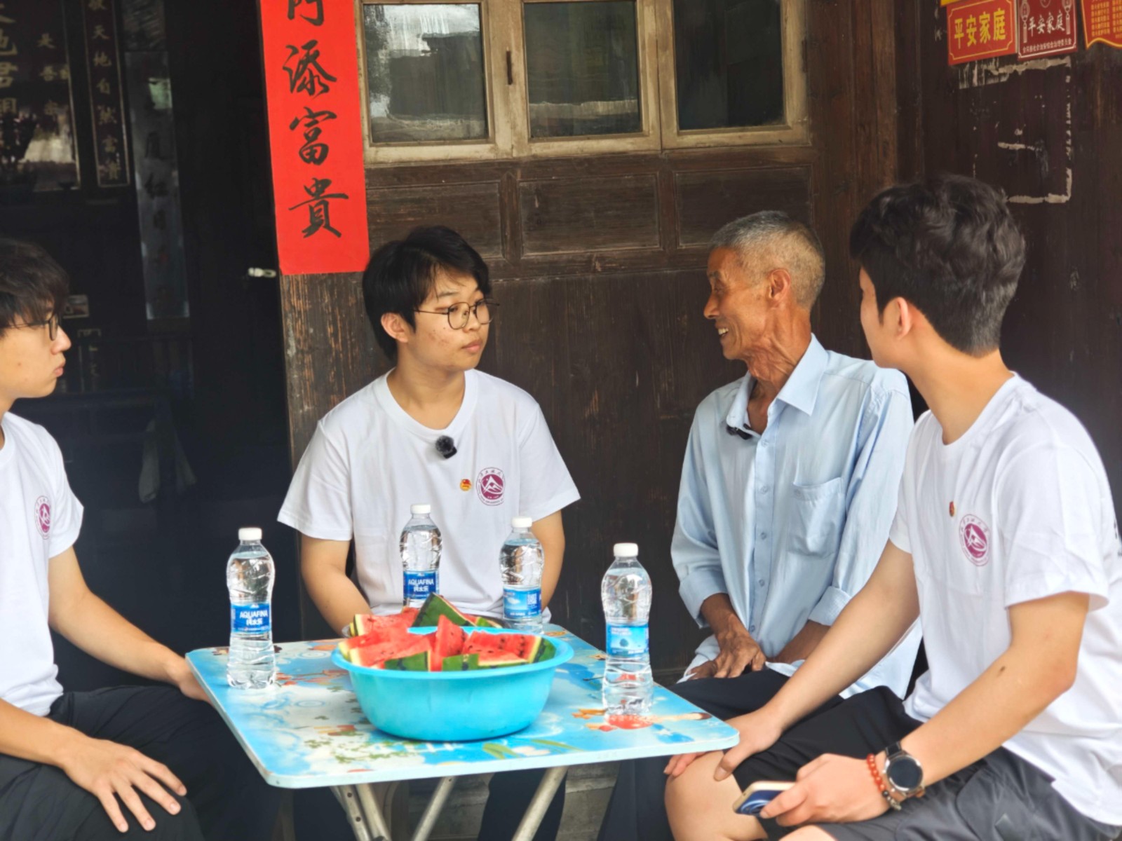青振五溪实践团与肖万耀同志开展访谈。杨欣宜供图.jpg
