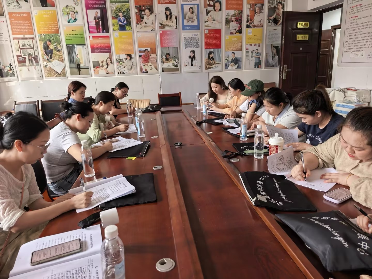 学员分组研讨.jpg