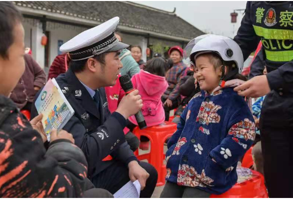 宣传进乡村　交通安全“警”相随