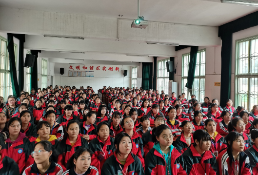 守护花开，拥抱青春 ——林城镇中学举行女生青春期健康知识讲座