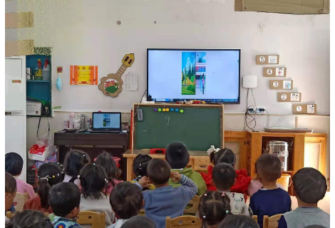 财贸幼儿园：组织全体师幼观看《铁路安全》视频
