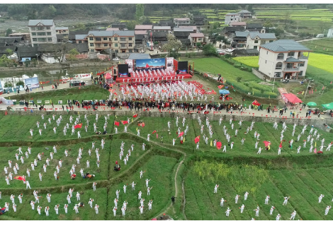 会同：550余人同跳舞蹈《没有共产党就没有新中国》给党献礼