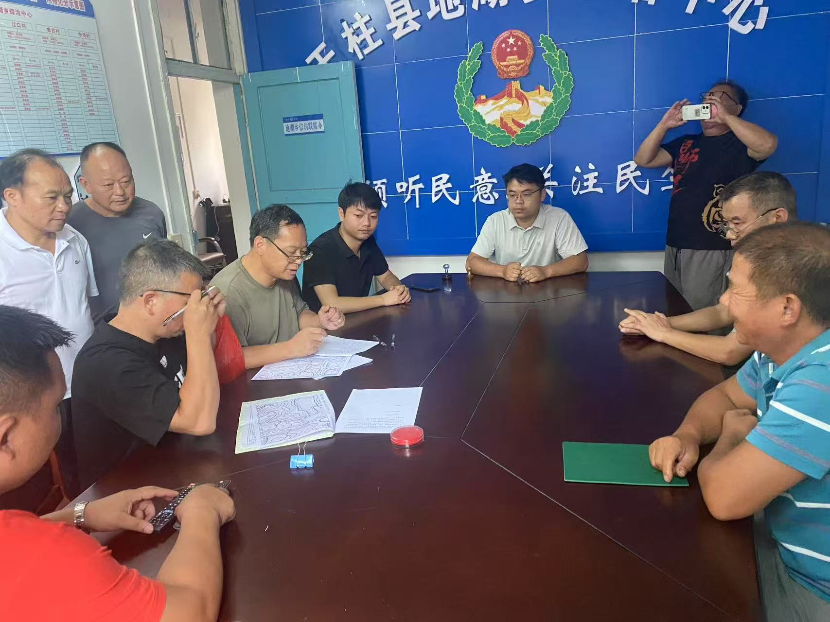 矛盾双方签署协议.jpg