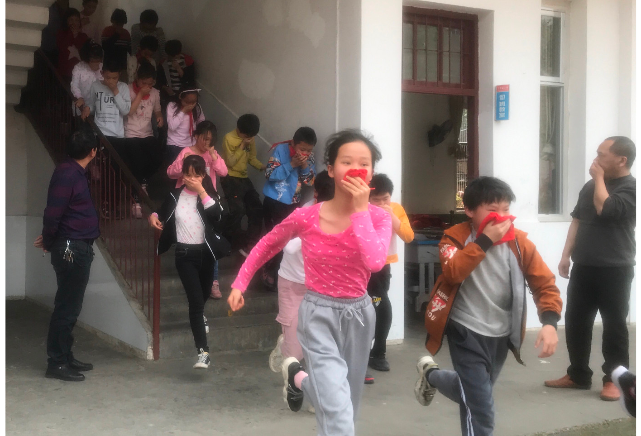 广坪镇小学：警笛长鸣，消防应急演练防患未然