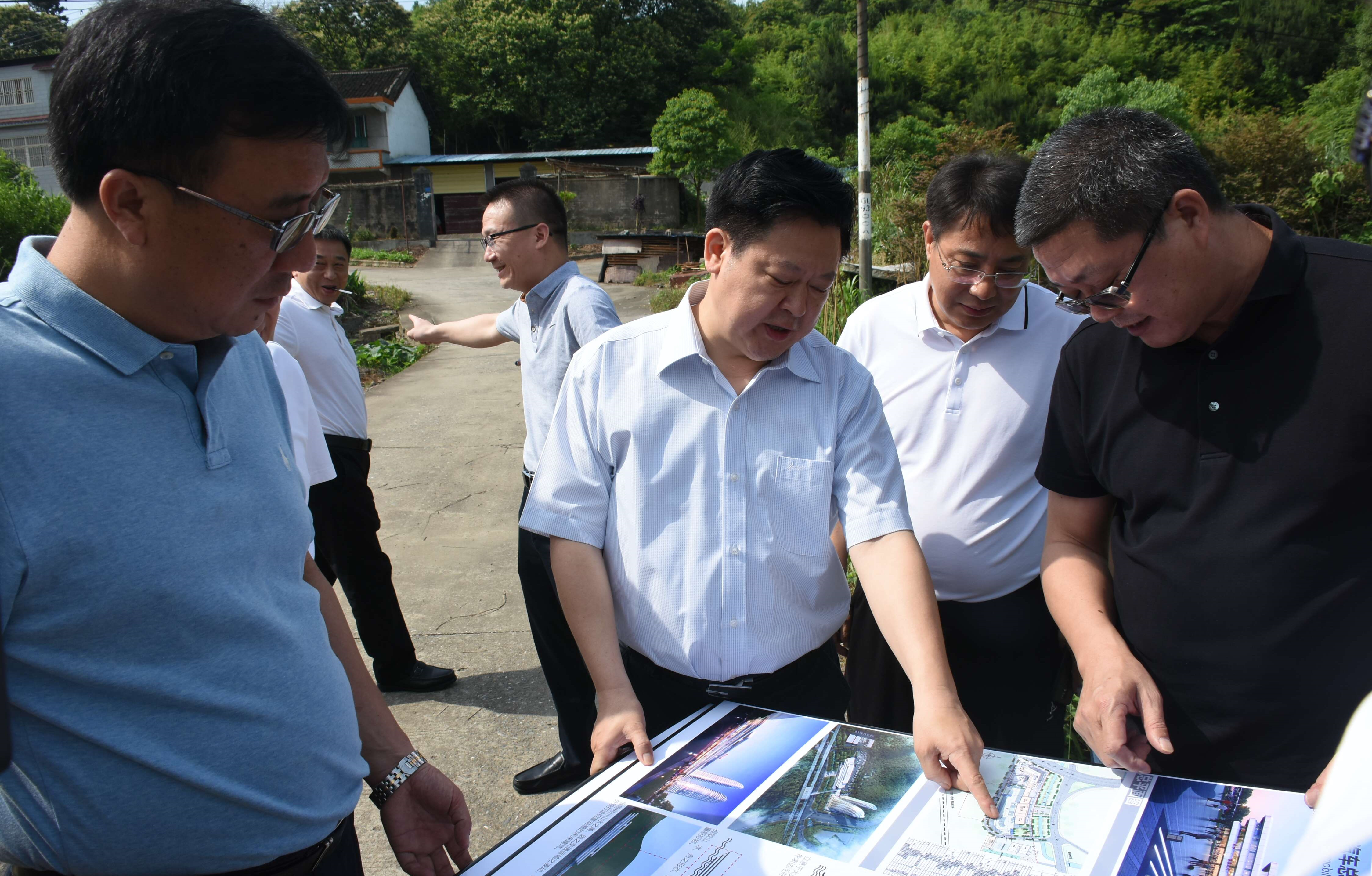 副市长李五一,市政府秘书长黄泽生,北湖区委书记蒋利民,副区长曹行平