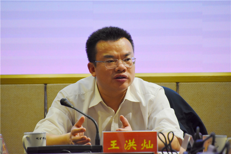 区委副书记、区长王洪灿主持并讲话（周峰 摄） (2).jpg