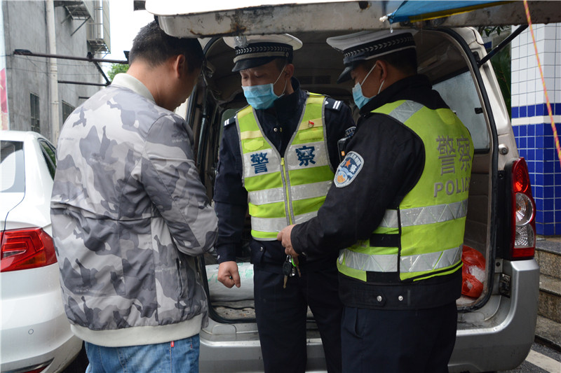 交通部门正在保和开展交通顽瘴痼疾整治检查（周峰 摄）.jpg