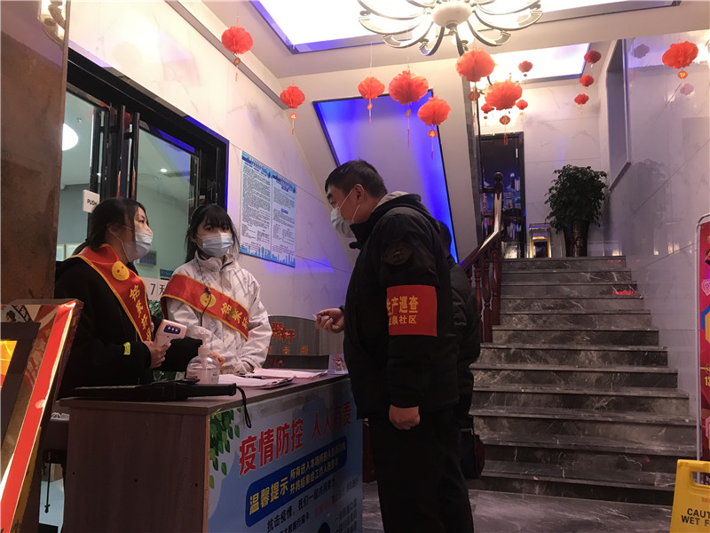 图十二龙泉社区深入辖区开展“幸福来敲门安全进万家”行动，图为工作人员到辖区企业宣传安全生产和疫情防控知识（王海波 摄）_副本.jpg