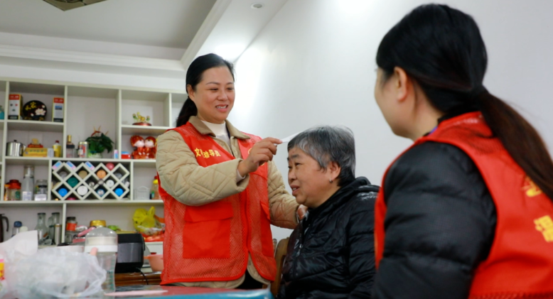 这抹“志愿红”让“陌生人”变“一家亲”