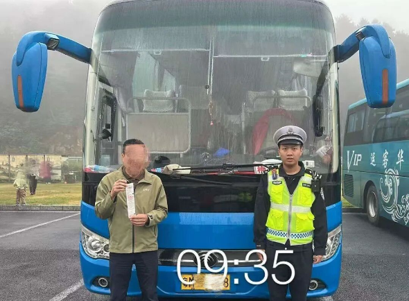 大客车闯禁区，北湖交警出手了