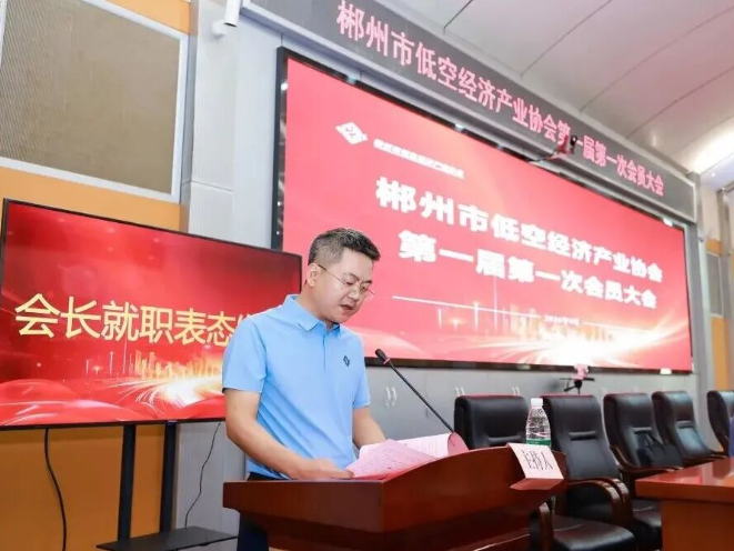 融媒看两会・委员风采︱何铧龙：深耕低空献良策 科技惠民暖人心