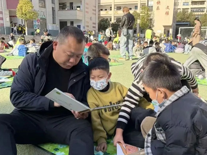 融媒看两会·代表风采︱汤小虎：“假如我是孩子，假如是我孩子”