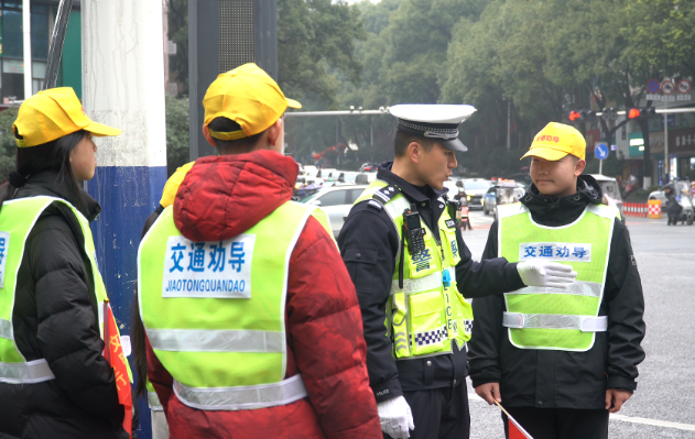 小手拉大手 共筑平安路