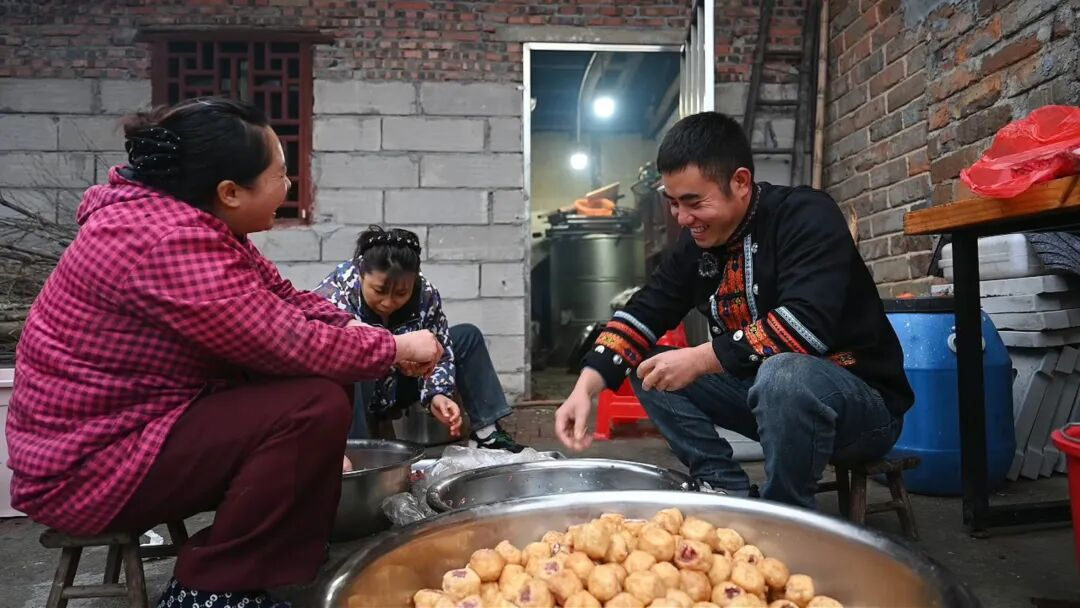 那山那人那年 | 红花村的网红小哥：把“网红”流量变“兴农”能量