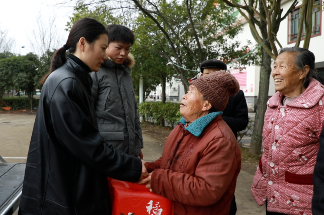 村里高龄老人都说“骆丫头”好！