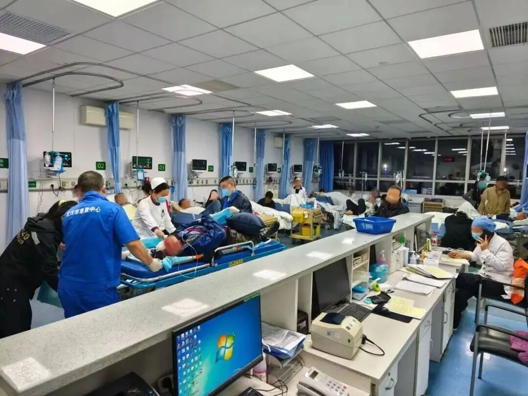 近期突然出咳嗽、胸闷、气喘等，千万别硬扛！医生紧急提醒→