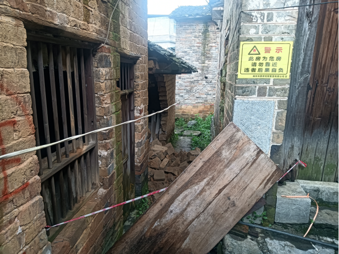 雨夜巡查抢出15分钟！老人险房脱身，次日墙体倒塌