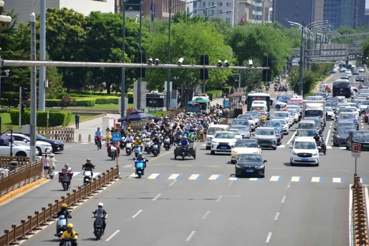 开车玩手机、自动驾驶、“暴走团”，这次真要严管了！