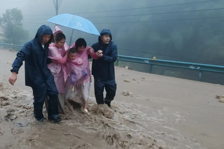 西南山区普降暴雨！北湖区快速响应，妥善转移安置群众