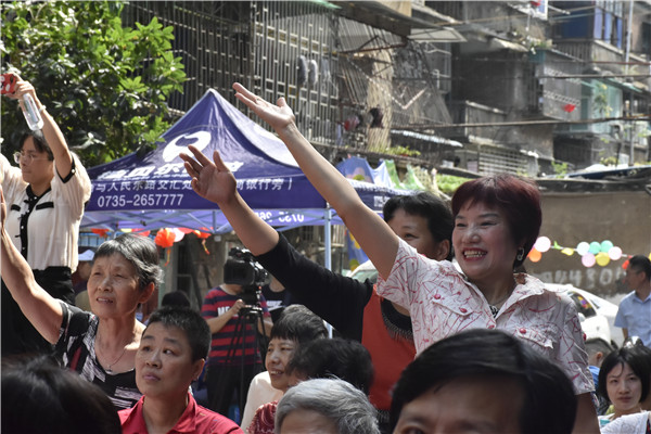 图五党史学习教育等知识抢答赛现场气氛热烈，大家积极踊跃举手答题。.jpg