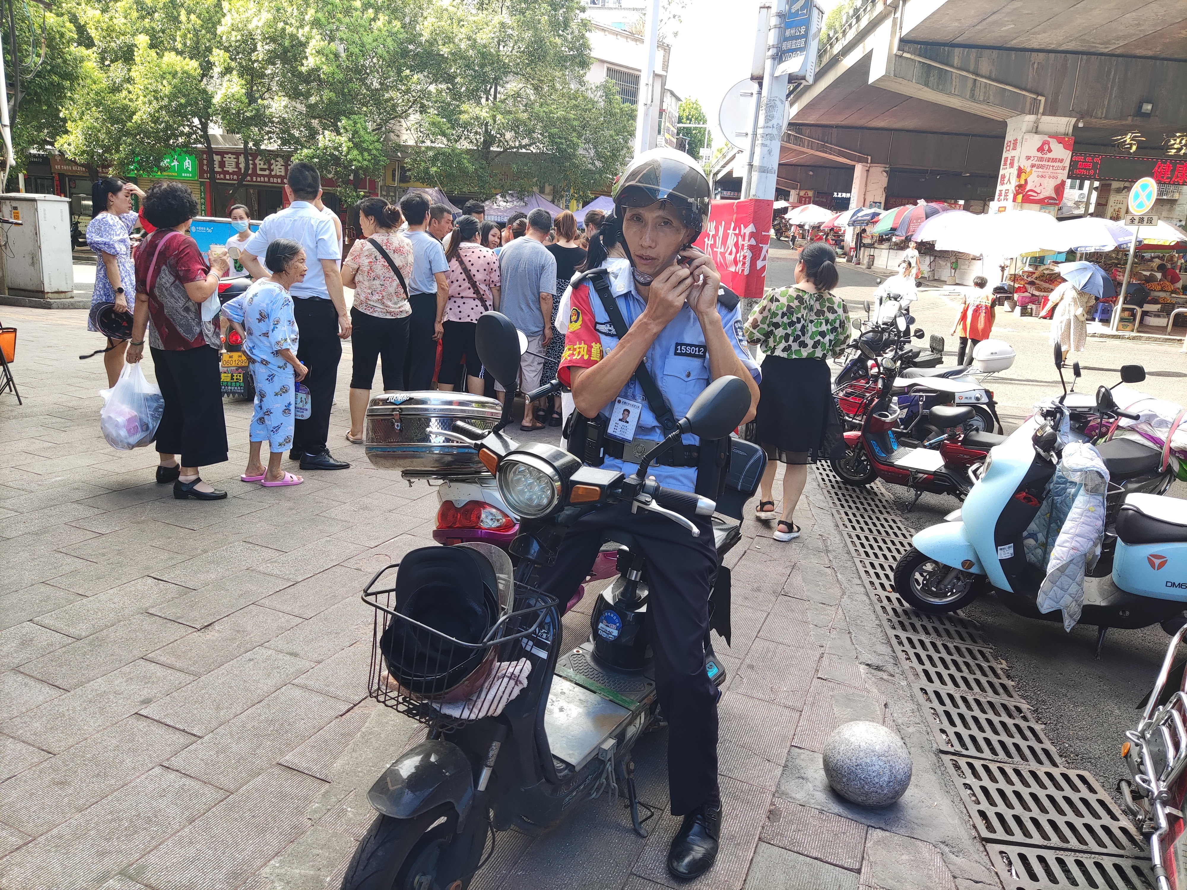 图一开展“戴头盔·保安全”送头盔活动现场.jpg