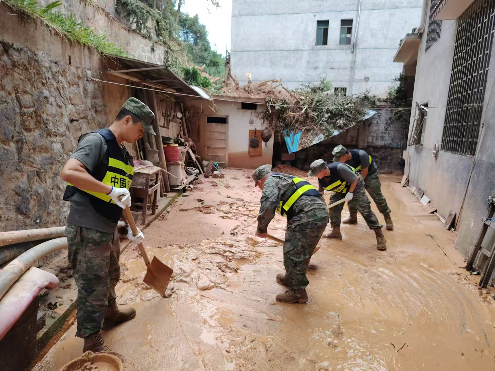 图片5：地面清淤和垃圾清理.png