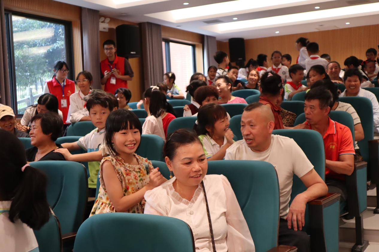 惠泽小学：情暖重阳 孝润童心 祖孙同乐传美德