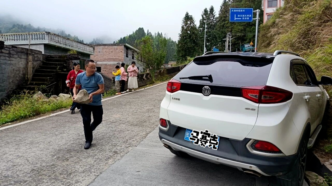 外地车遇困，他们这一俯，比千斤顶还稳