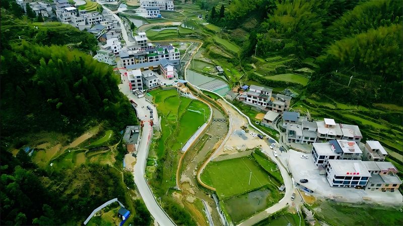 仰天湖草儿青，赶马人“马蹄疾”