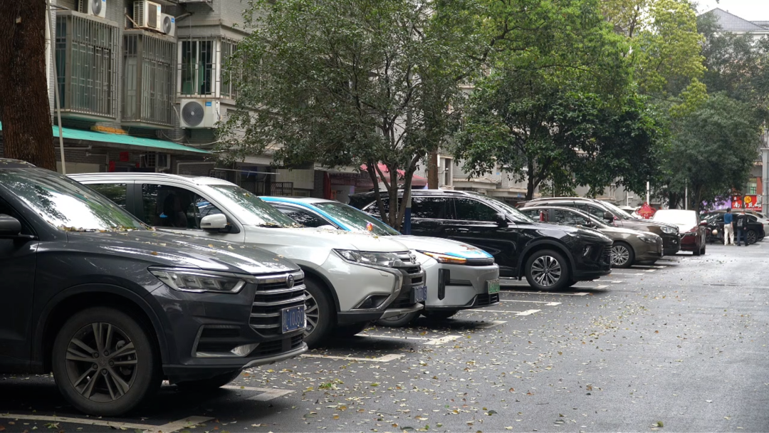 北湖这个小区路平了，车好停了，居民心更暖了！