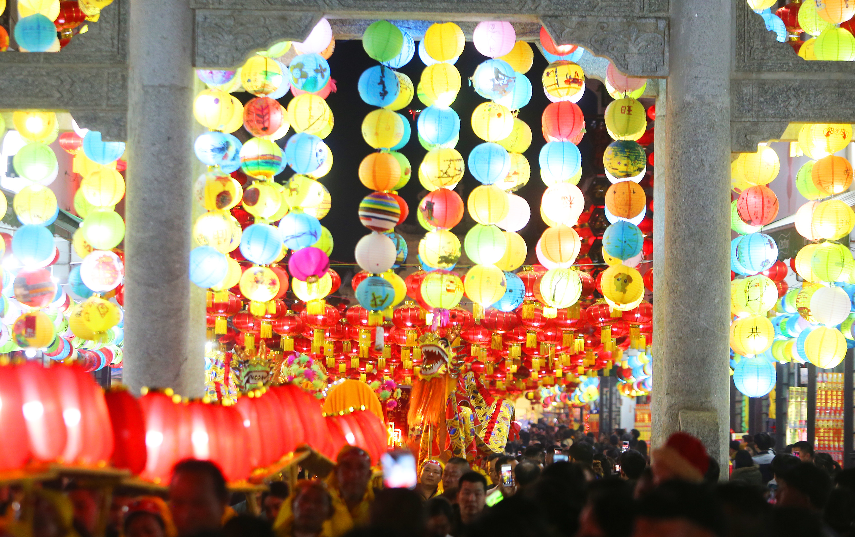 3月1日，人们在湖南省衡阳市南岳区御街前进行舞狮、民俗排街展演。（曹正平）.JPG