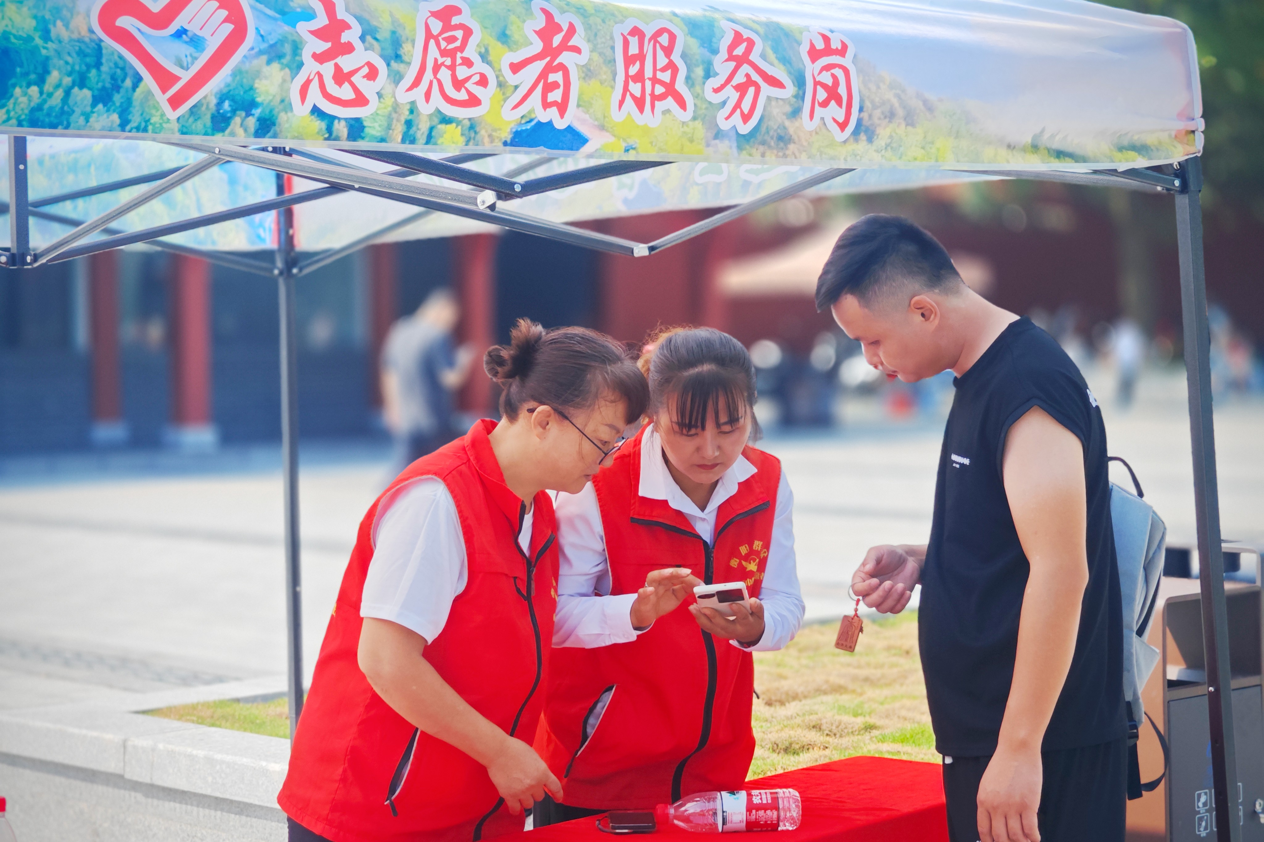 志愿者為游客提供網(wǎng)上購票指引_副本.jpg